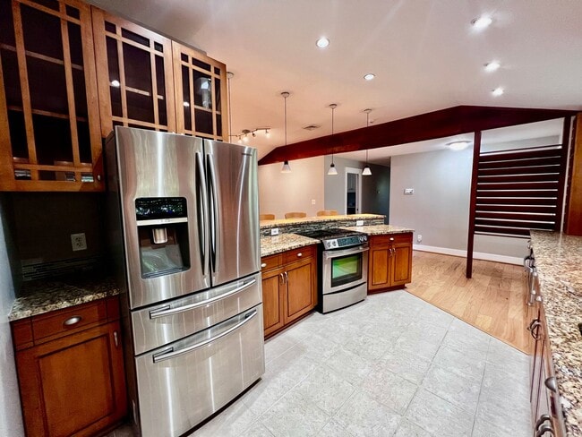 Building Photo - Beautiful waterfront home