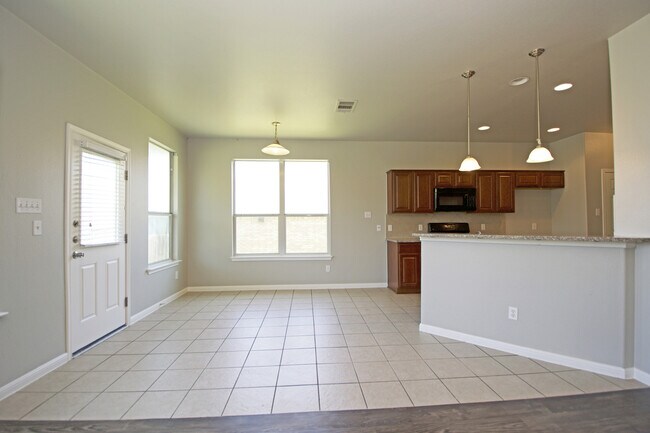 Building Photo - Large Home in Northeast Austin!
