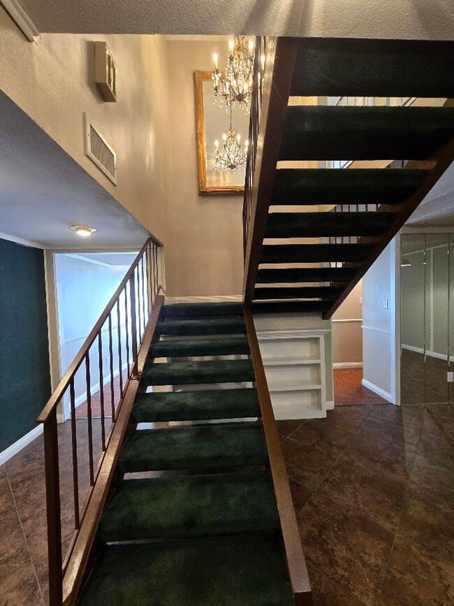 Building Photo - A Fabulous 3 Bedroom Townhome Centrally located.