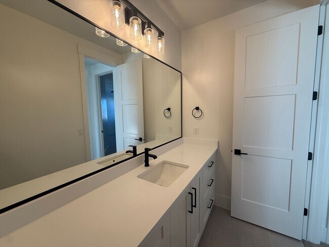 Building Photo - Gorgeous 5 bed 3.5 bath in Desert Canyons