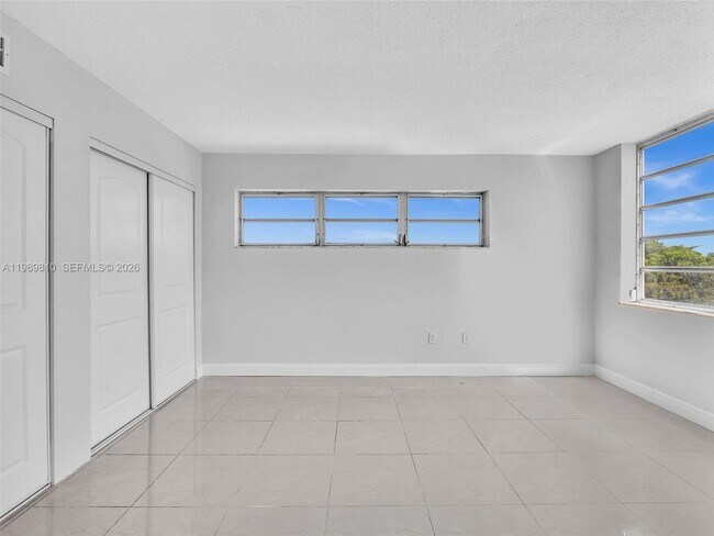 Building Photo - 1770 NE 191st St