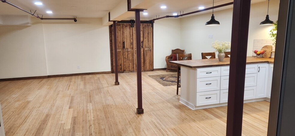 Building Photo - 423 W 1st Ave