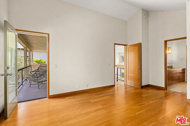 Building Photo - 211 18th St