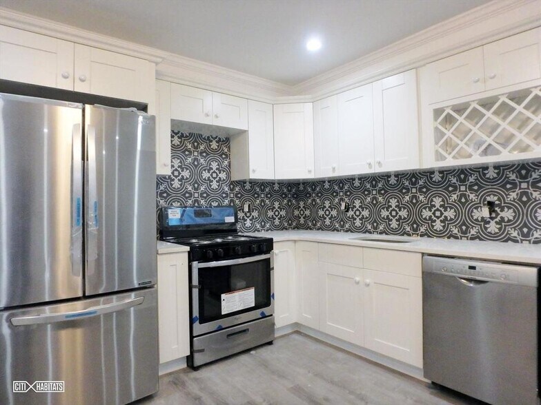 Kitchen - 740 Putnam Ave