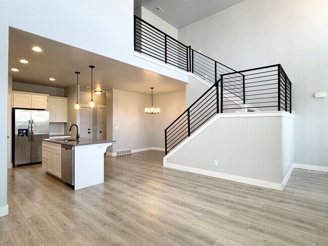 Building Photo - Gorgeous Poolside Corner Townhome at Mountain Ridge!
