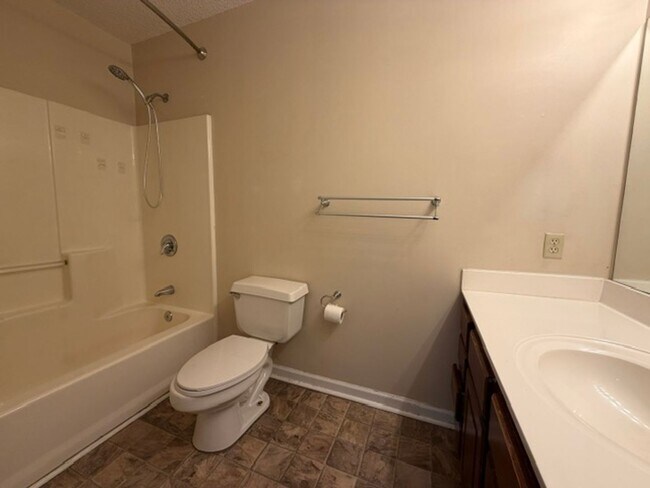 Building Photo - 3 or 4 Bedroom / 3.5 Bath Condo Kingsport, TN 37663