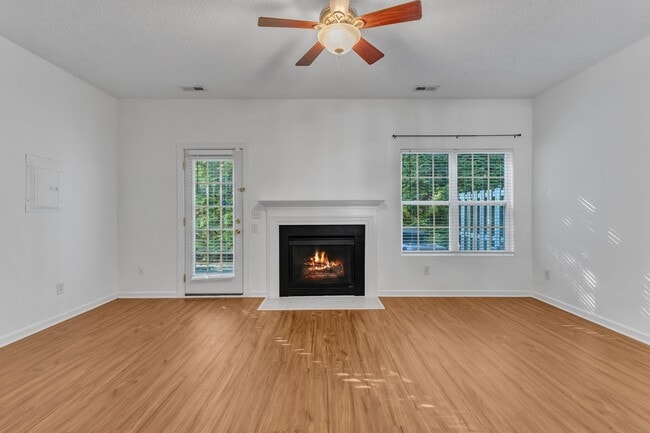 Building Photo - 3 Bedroom Brick Front Carraige Downs Townhome In Desirable Apex