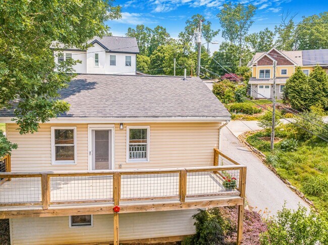 Building Photo - Asheville Rental!