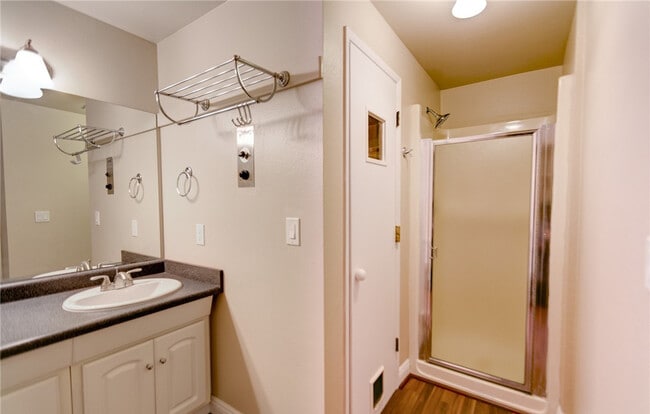 Building Photo - REMODELED, TOP FLOOR KIRKLAND 2 BED CONDO ...