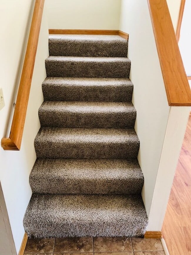 Building Photo - Perfect location 3 bed 2 bath with fenced in back yard and two car garage!