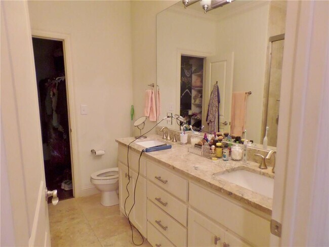 Building Photo - 3230 Daniel Ave