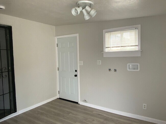 Building Photo - Beautiful Rodeo 2 bedroom 1 bath