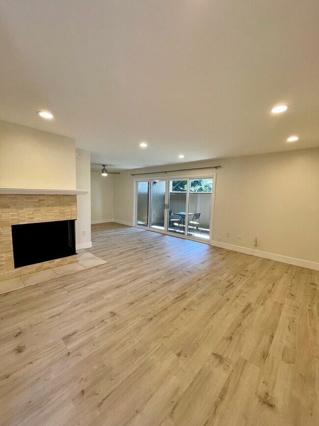 Primary Photo - 6566 College Grove Dr