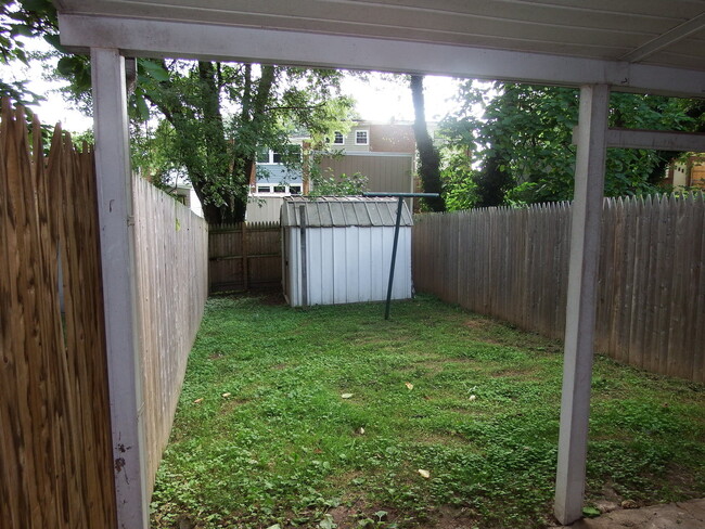 Building Photo - Nice Three bedroom w/ fenced yard