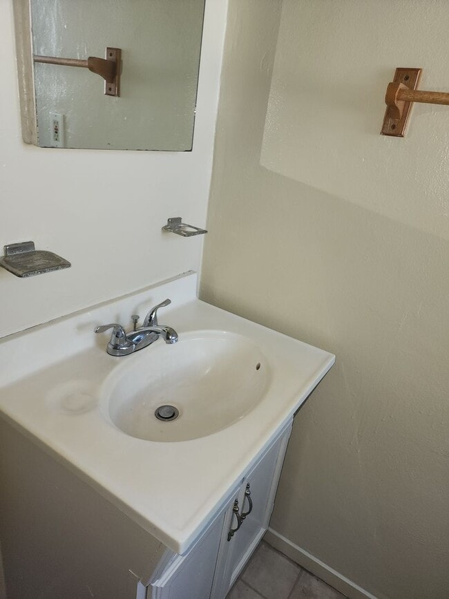 Building Photo - Escalon cute 2 bedroom duplex w/garage