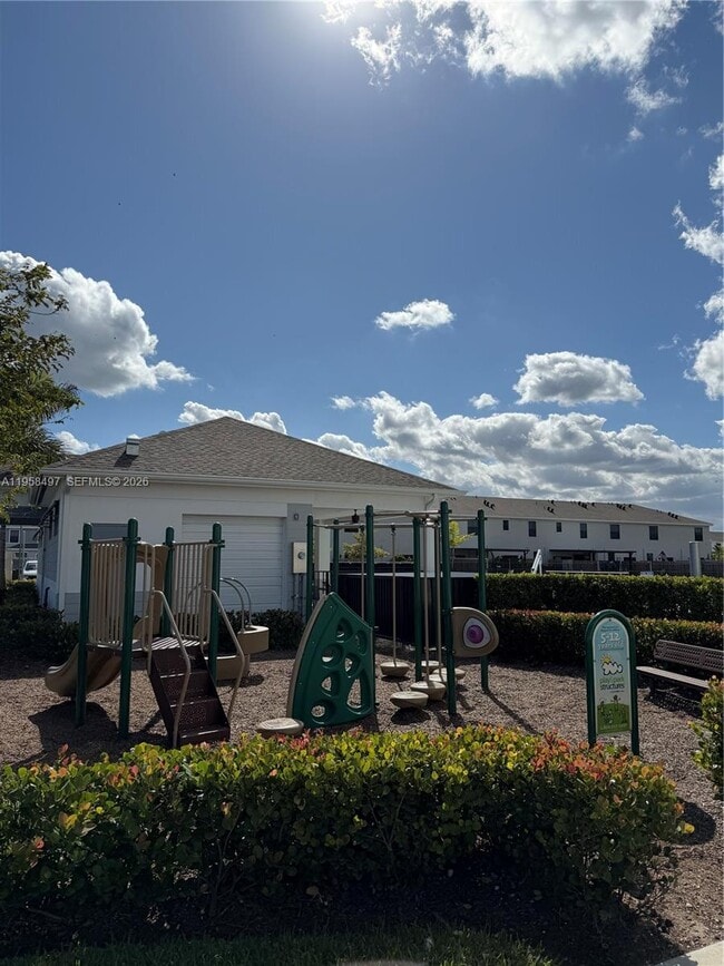 Building Photo - 323 NE 16th St