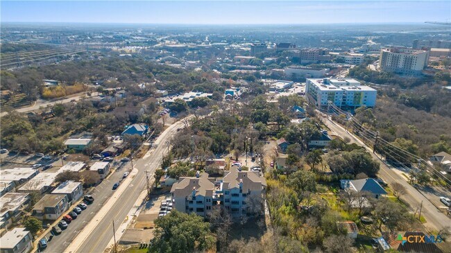 Building Photo - 1005 N LBJ Dr