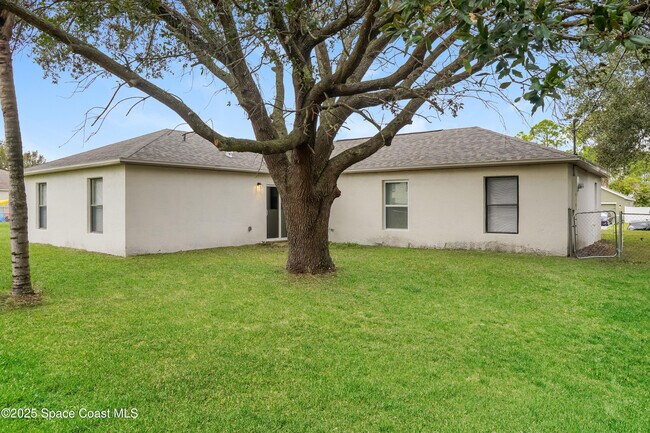 Building Photo - 430 Almansa St NE