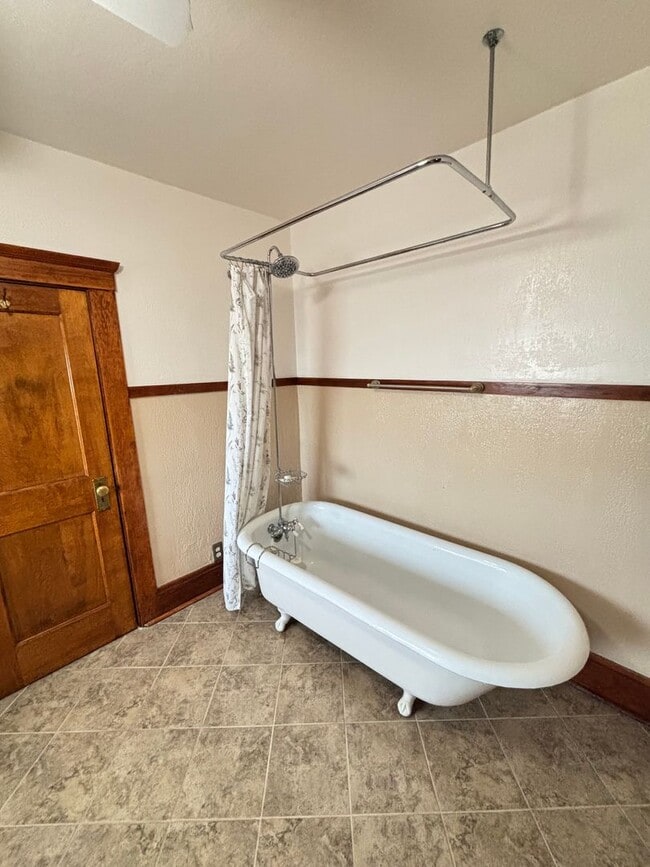 Building Photo - Make This House Your Home—Deposit Moves Yo...