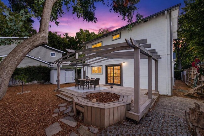 Building Photo - 333 Madrone St