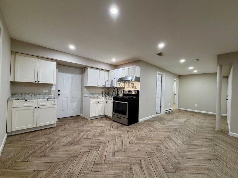 Building Photo - 172 Seymour Ave