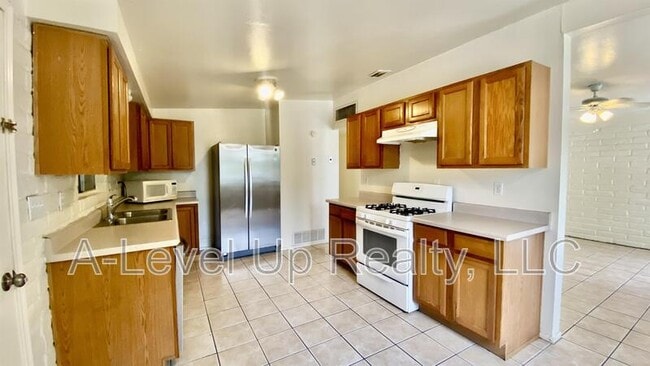 Building Photo - 316 E Elm St