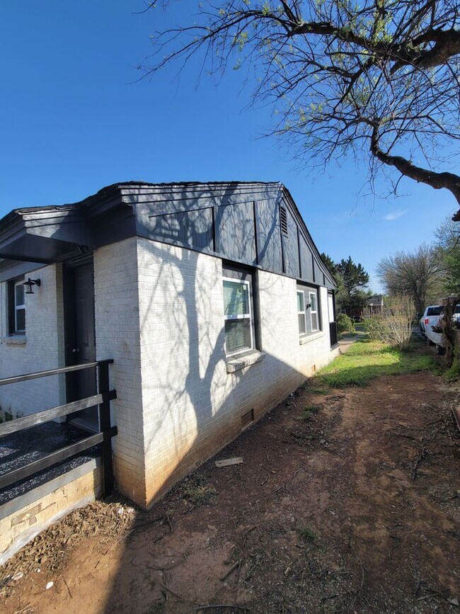 Building Photo - 555 E Harmon Dr