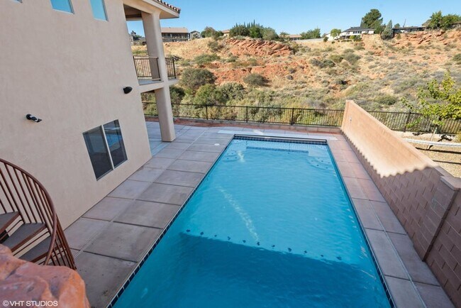 Building Photo - 521 N Creek Ridge Dr