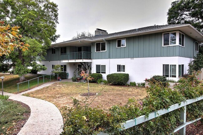 Building Photo - 2 Bed / 2 Bath Condo Uptown Santa Barbara - Hardwood floors + Private laundry!