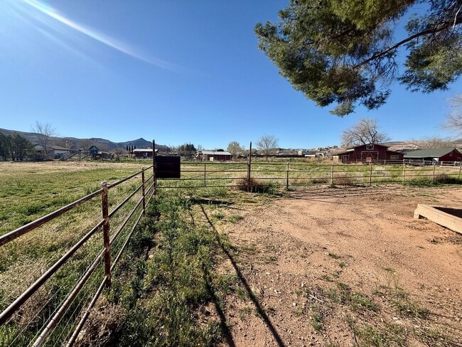 Building Photo - Beautifully Remodeled Three Bedroom Home on 2 Acres with Horse Privileges in Hurricane
