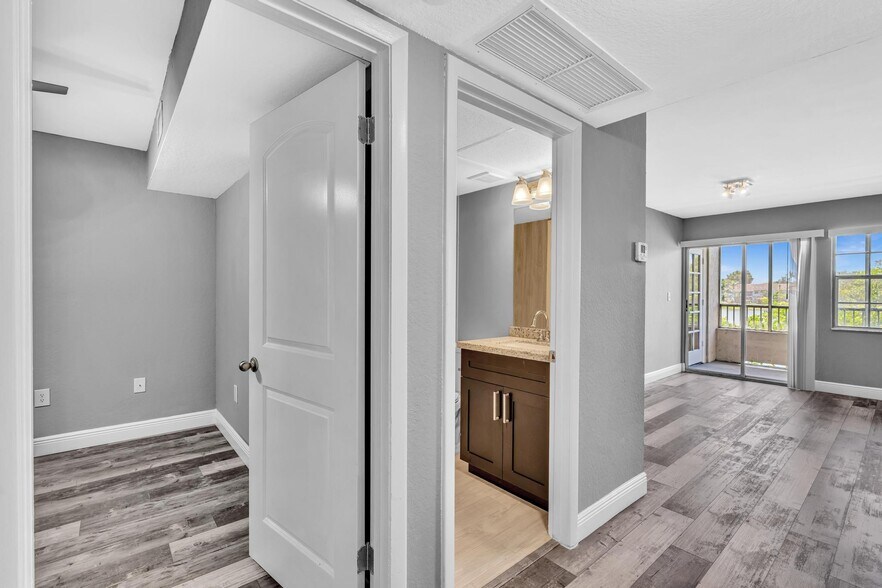 Building Photo - 2850 N Oakland Forest Dr