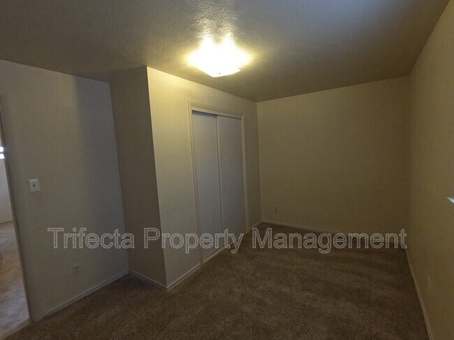 Building Photo - 417 N Hollywood St