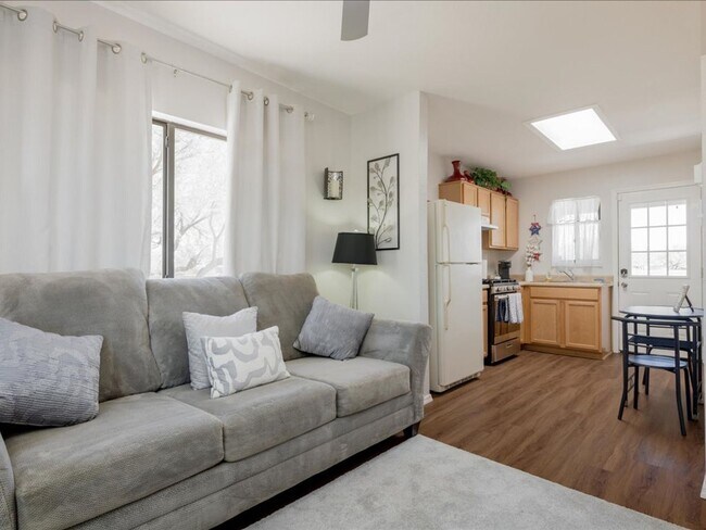 Building Photo - 1 Bedroom 1 Bathroom FULLY FURNISHED! COMM...