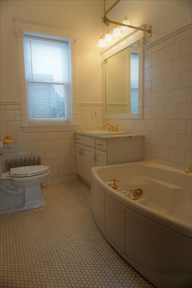 Building Photo - 544 W Fullerton Pkwy