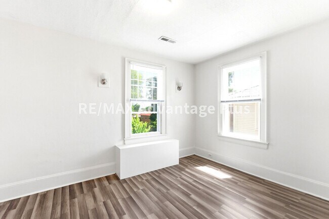 Building Photo - 106 Grove St