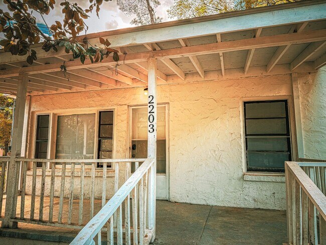 Building Photo - 3 Bed 1 Bath Single-Family Home - Big Yard!