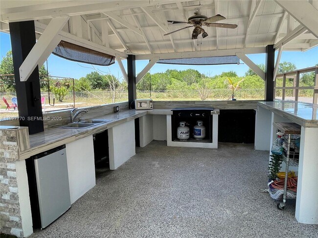 Building Photo - 675 N Romero St