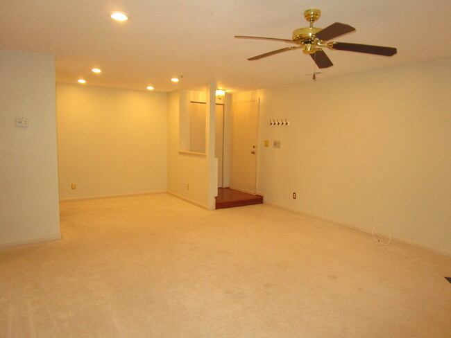 Building Photo - Terrace Level 1BR/1BA Updated Condo in Dor...