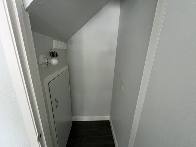 Building Photo - MOVE IN SPECIAL! $100 OFF FIRST 2 MONTHS OF RENT!!! 2 BEDROOM 1 BATH