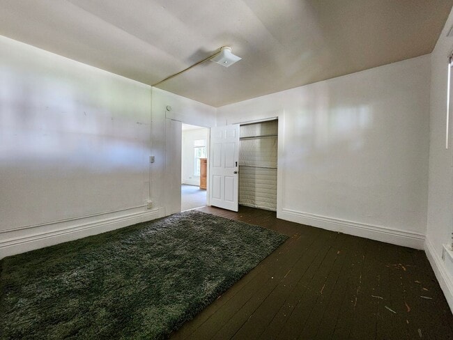 Building Photo - 5 Bedroom 2 Full Bath Houses | Front Porch | Back Yard | Off Street Parking | in-Unit Laundry