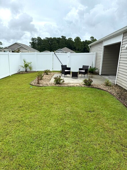 Building Photo - 456 Samara Dr