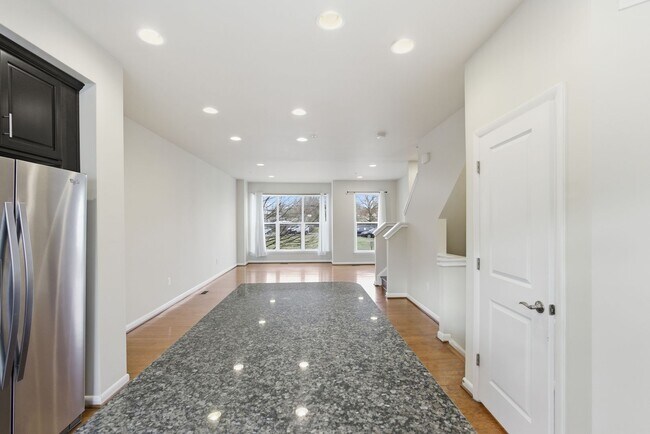 Building Photo - Amazing 4 BR/3.5 BA Townhome in Riverdale!
