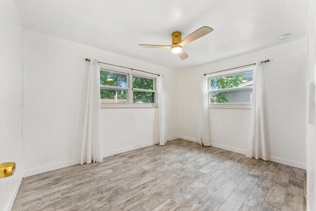 Building Photo - 4641 SW 25th Terrace