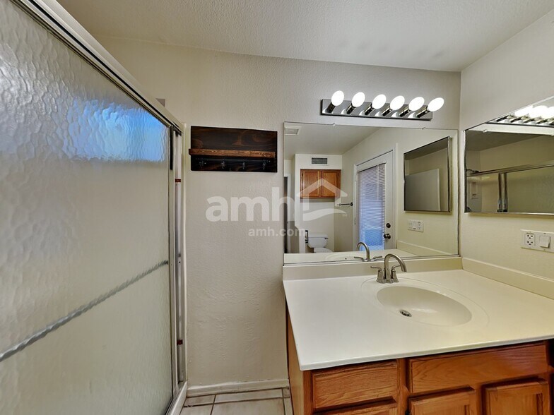 Building Photo - 1130 W Lark Dr