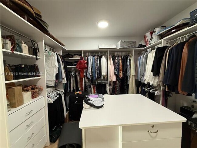 Building Photo - 19500 Turnberry Way