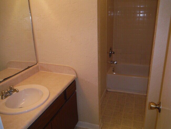 Building Photo - Nice 2nd FL Condo with Screened Balcony