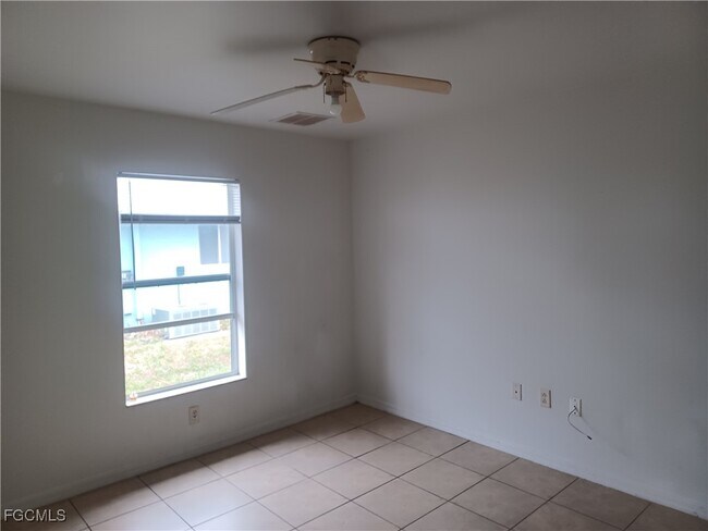 Building Photo - 3020 SE Santa Barbara Pl