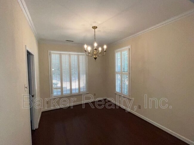 Building Photo - 1667 Village Glenn Dr