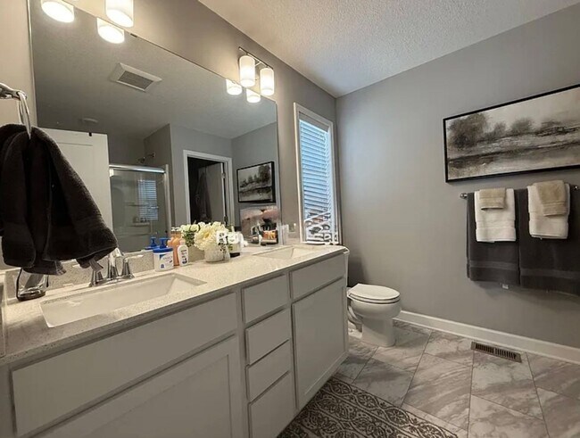 Building Photo - Gorgeous 4BR/2.5BA Rogers Home Available 8/1!