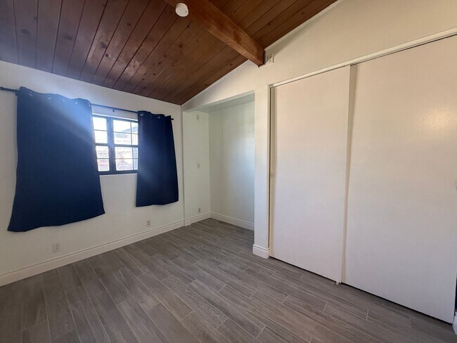 Building Photo - Palmdale 4 bedroom + 2 Bathroom